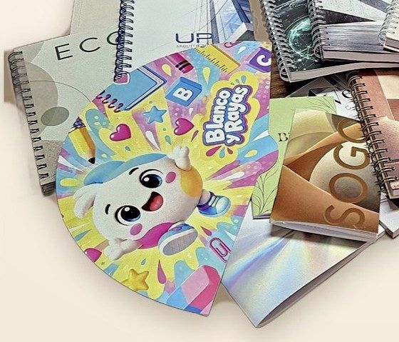 Abanico de cartón troquelado con ilustración a todo color