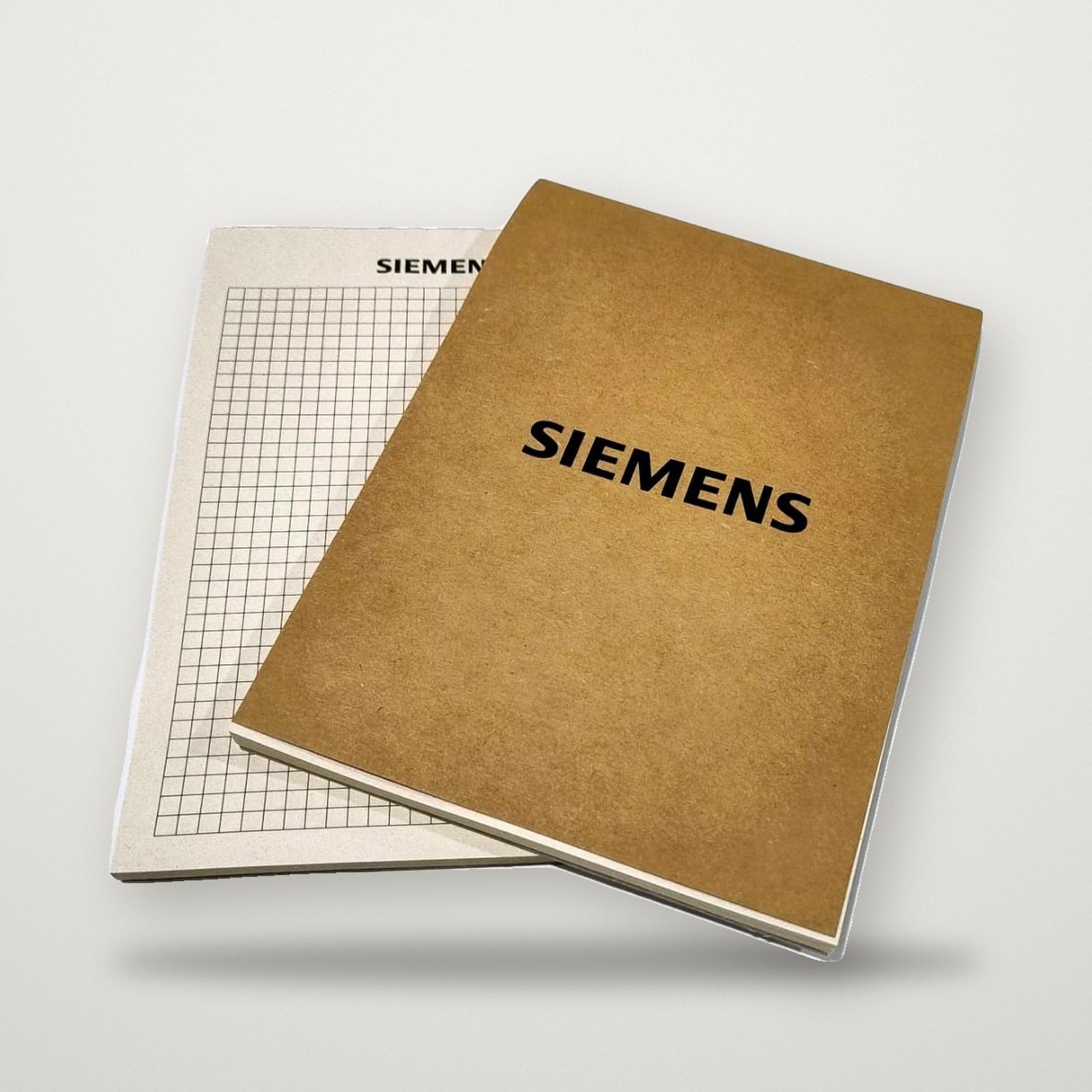 Anotador con tapa kraft impresa con el logo de Siemens y hojas cuadriculadas
