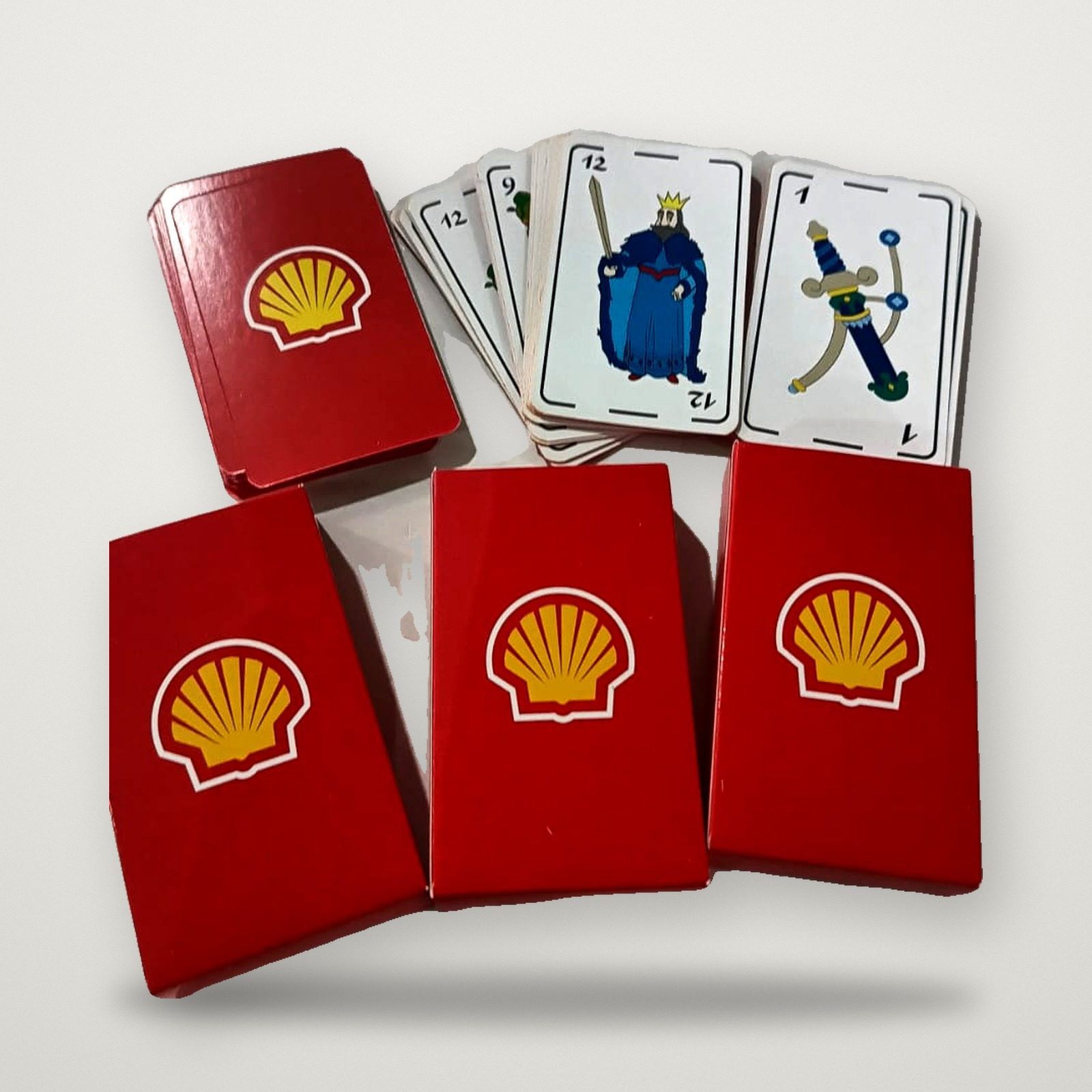 Cartas españolas con frentes ilustrados de diseño exclusivo y estuches con logo de Shell