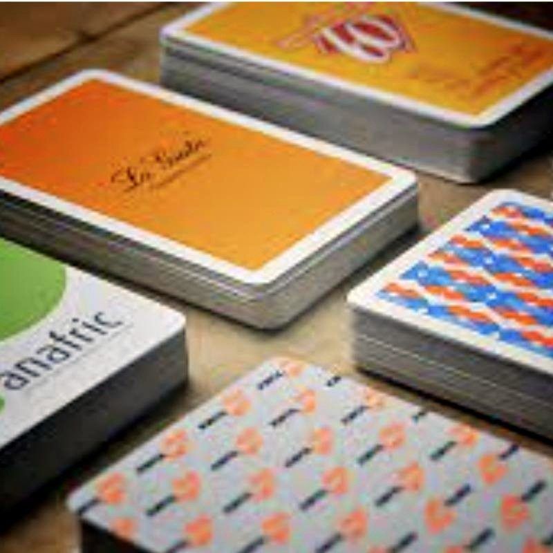 Cartas de póker con puntas redondeadas y dorsos personalizados de distintas marcas