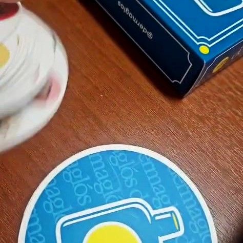 Dorso de carta redonda con la marca Dermaglós junto a su caja impresa