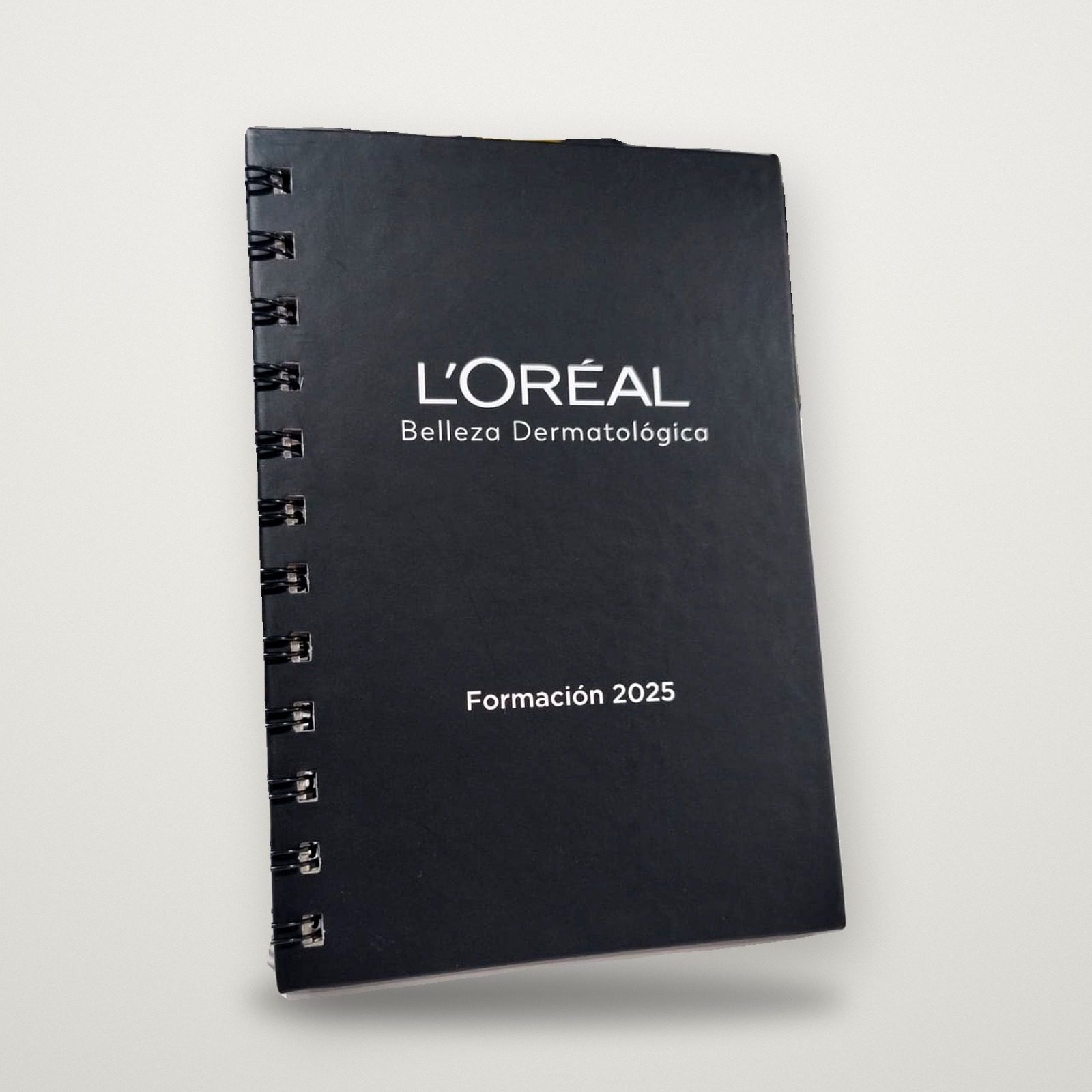 Cuaderno negro de tapa dura anillado con logo de L’Oréal