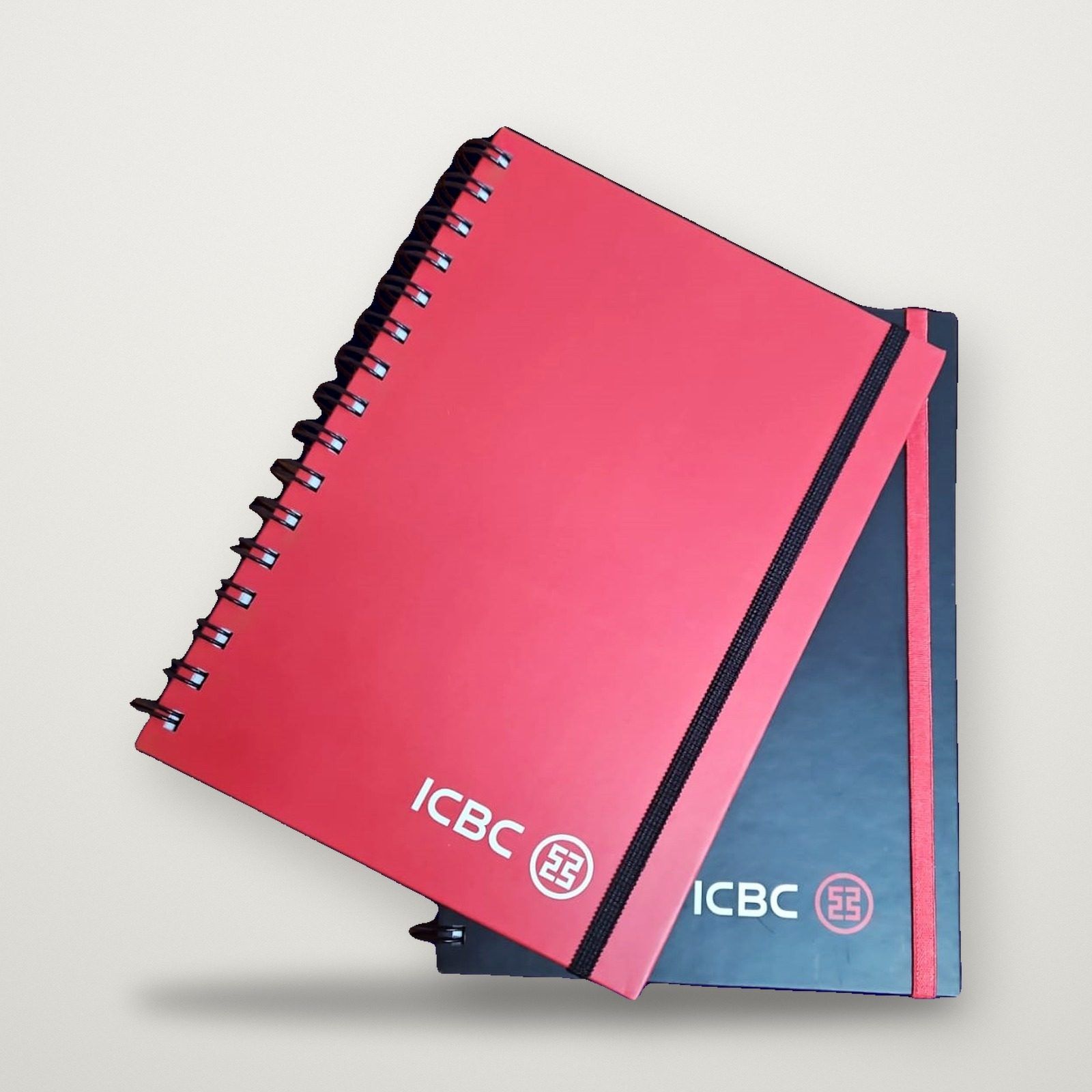 Cuadernos rojos de tapa dura con elástico y logo de ICBC