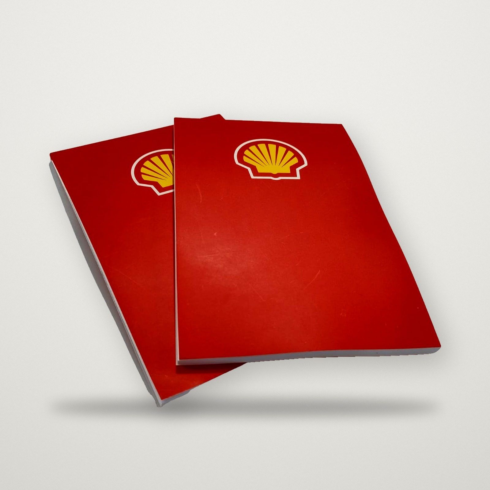 Cuadernos de tapa blanda rojos con logo de Shell