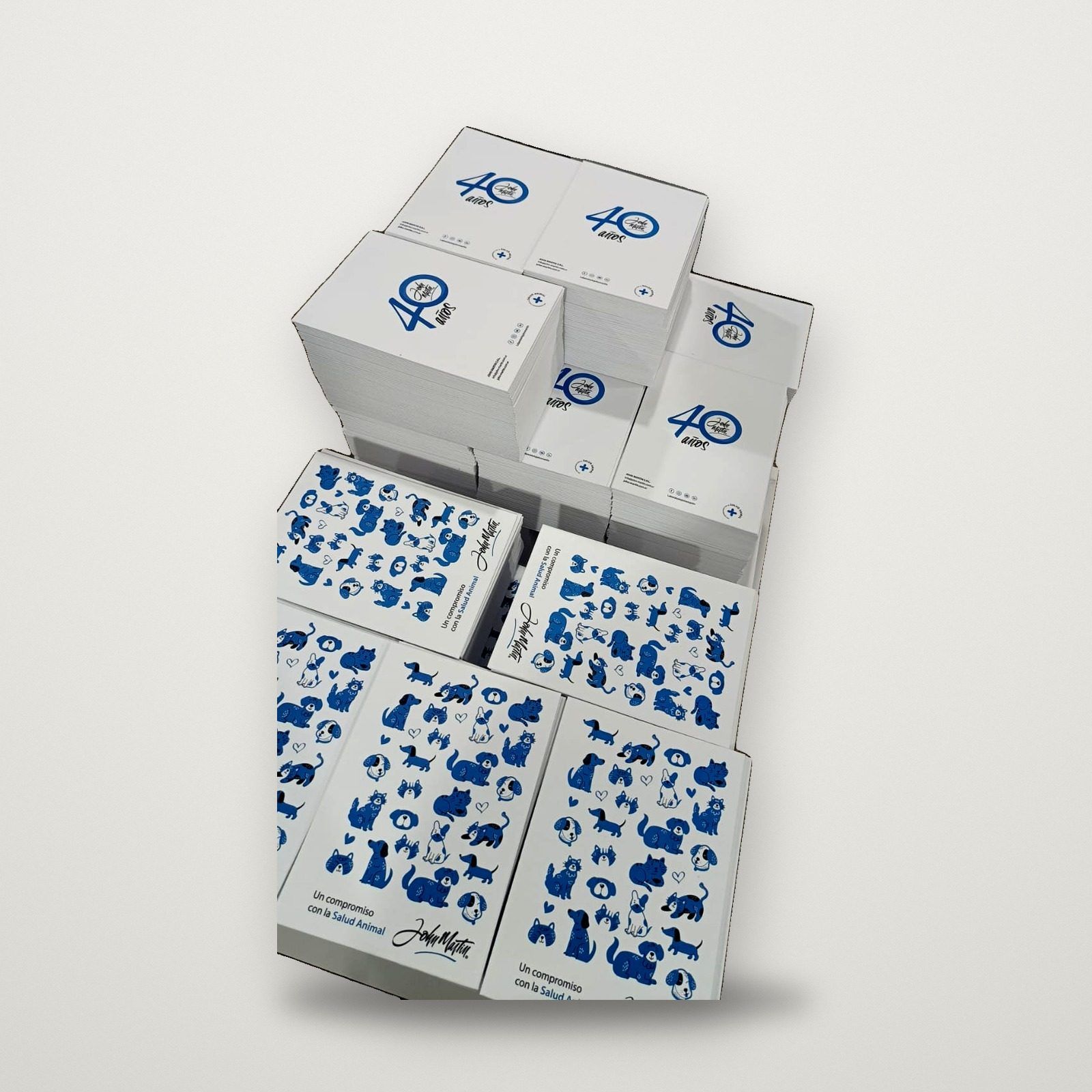 Estuches de mazos blancos con ilustraciones azules para un aniversario