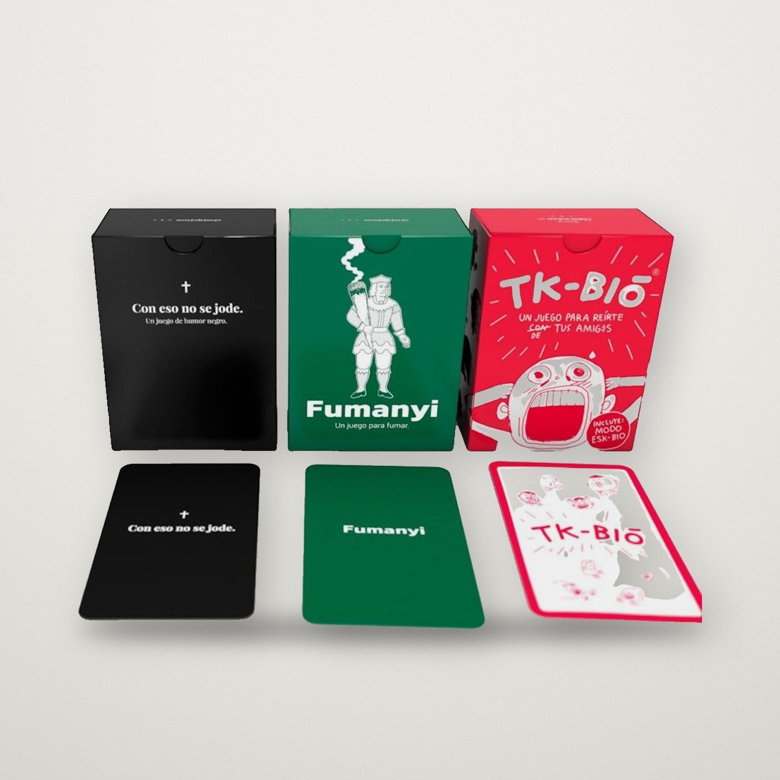 Juegos de cartas propios con estuches impresos en negro, verde y rojo