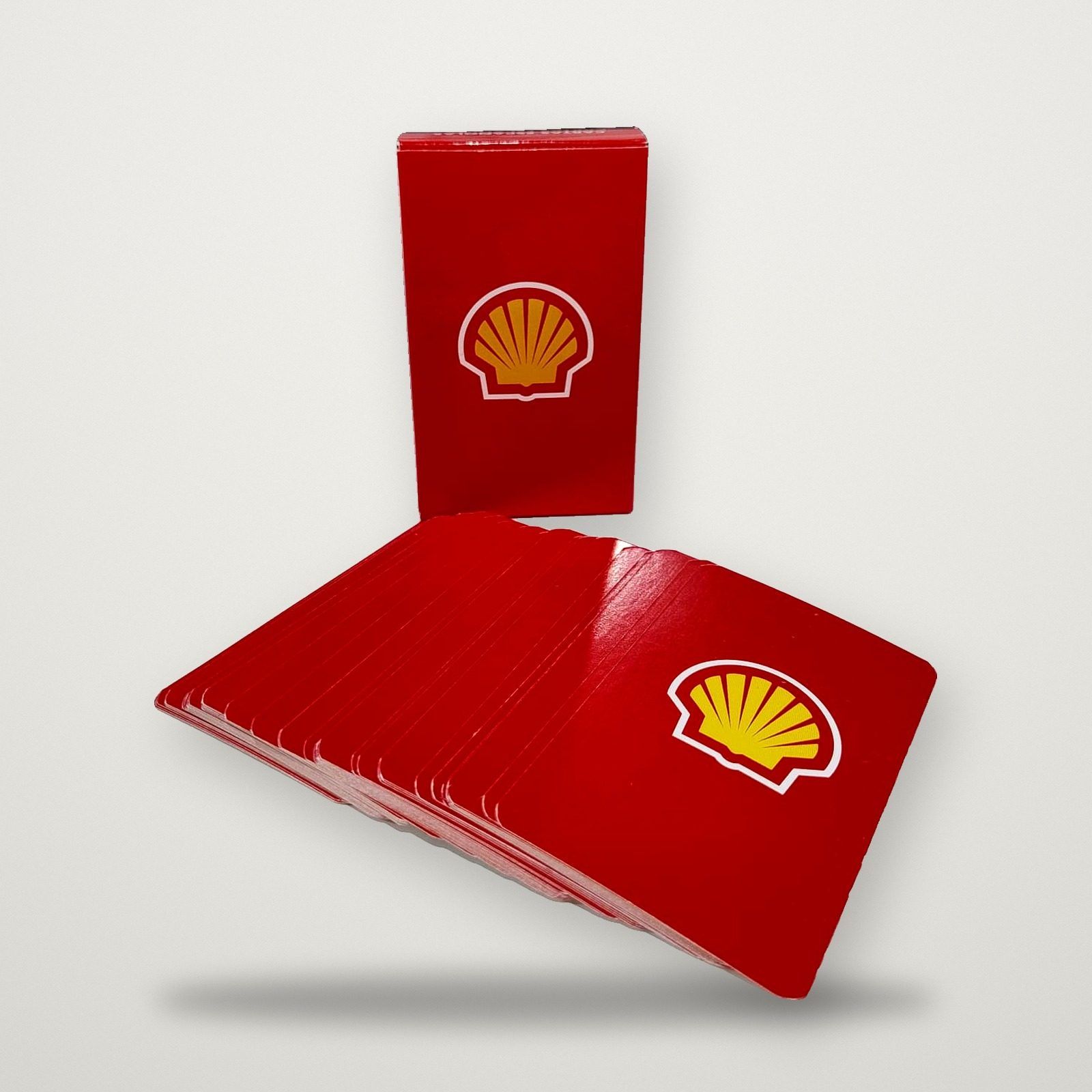 Mazo de cartas personalizado con estuche rojo y dorso con el logo de Shell