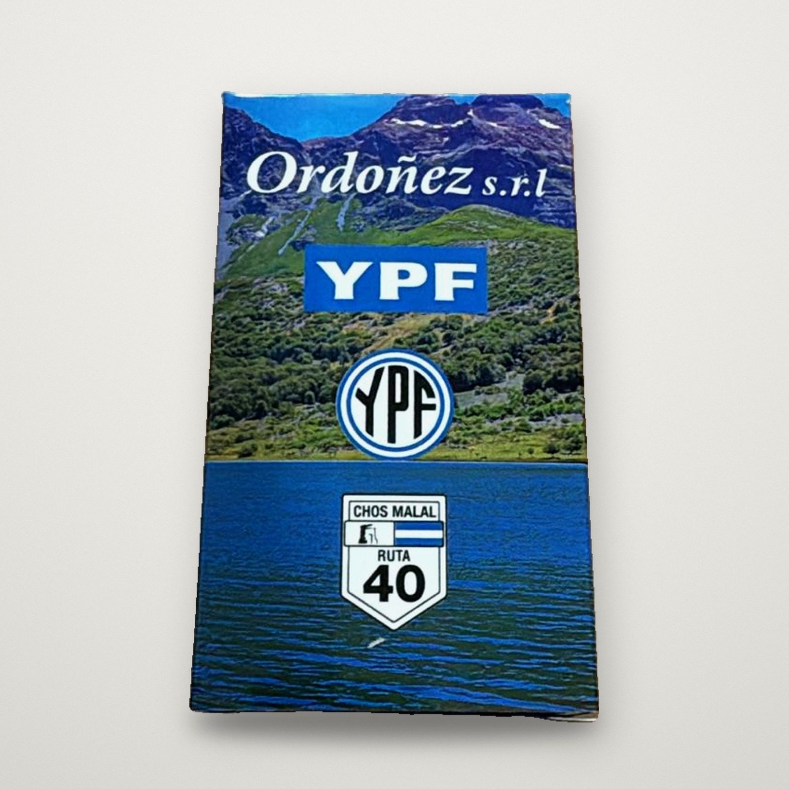Mazo de cartas con fotos de la Ruta 40 y logo de YPF