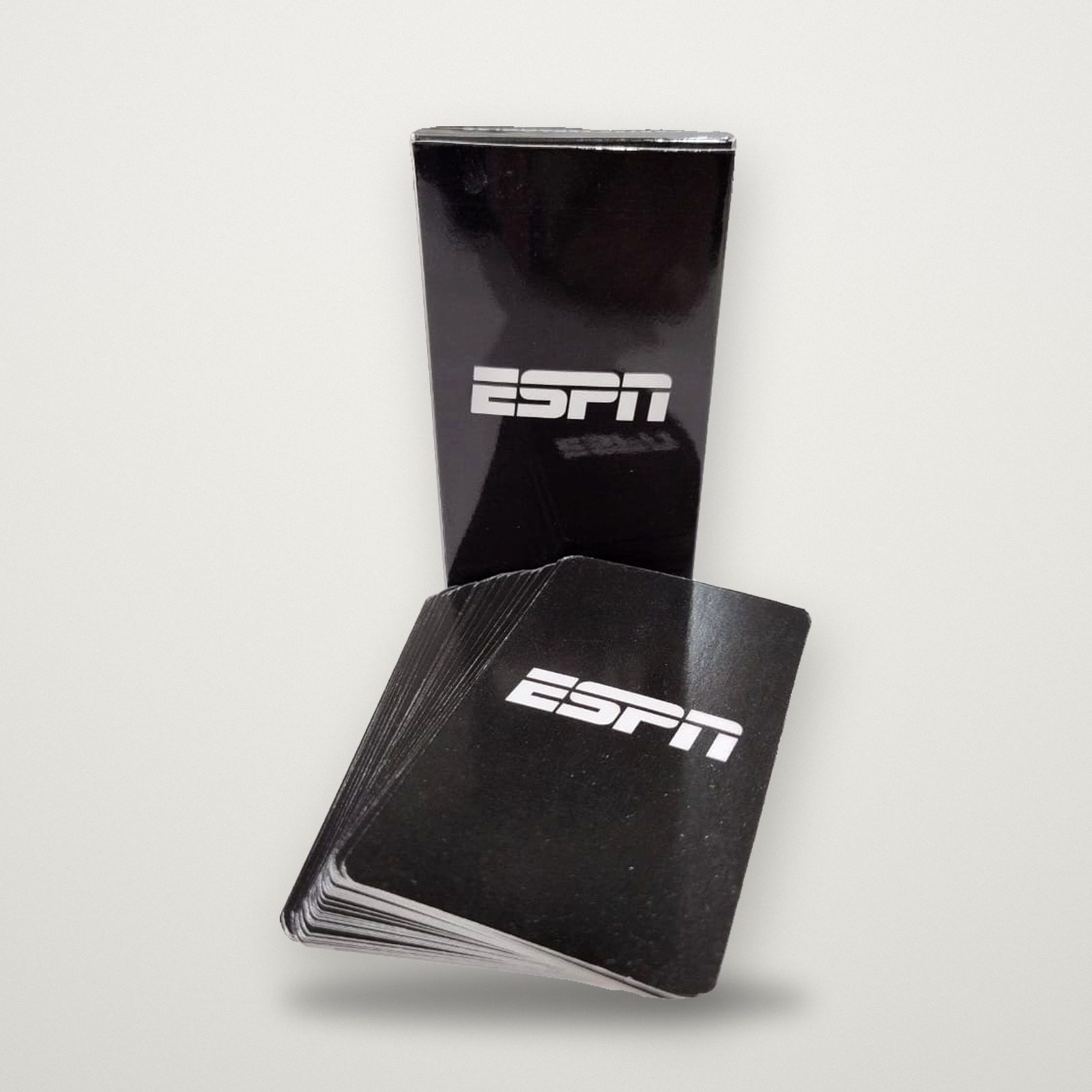Mazo de cartas negro con estuche y dorso de ESPN