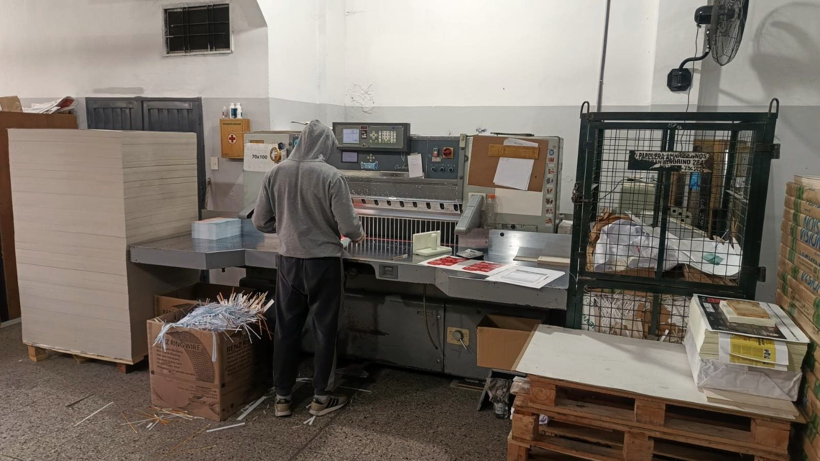 Guillotina y mesa de terminación en la planta