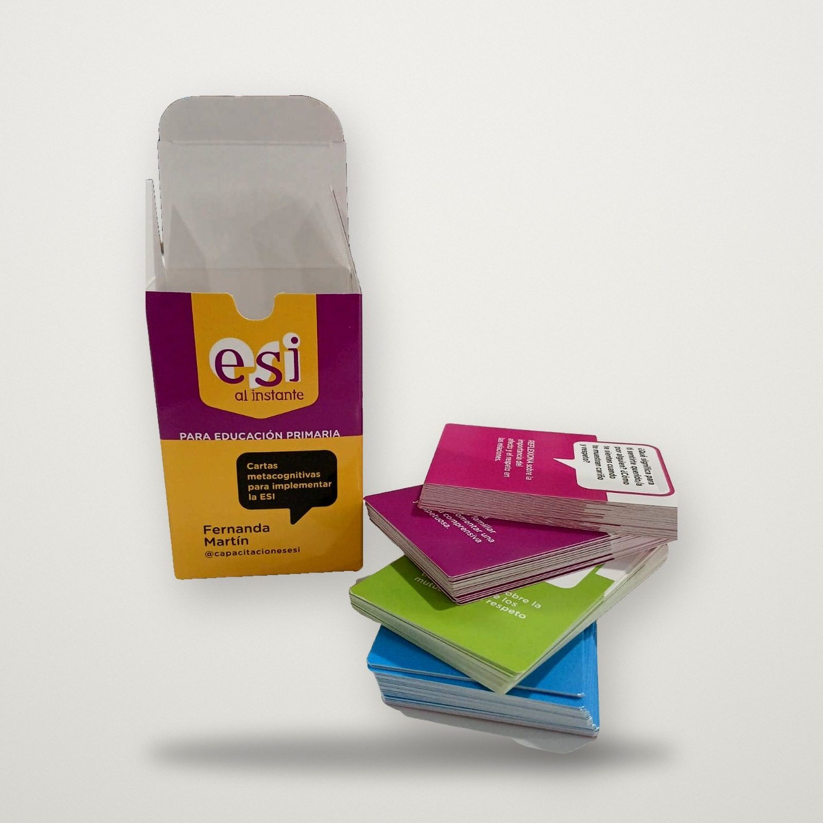 Juego de cartas educativo con caja troquelada abierta y mazos de colores
